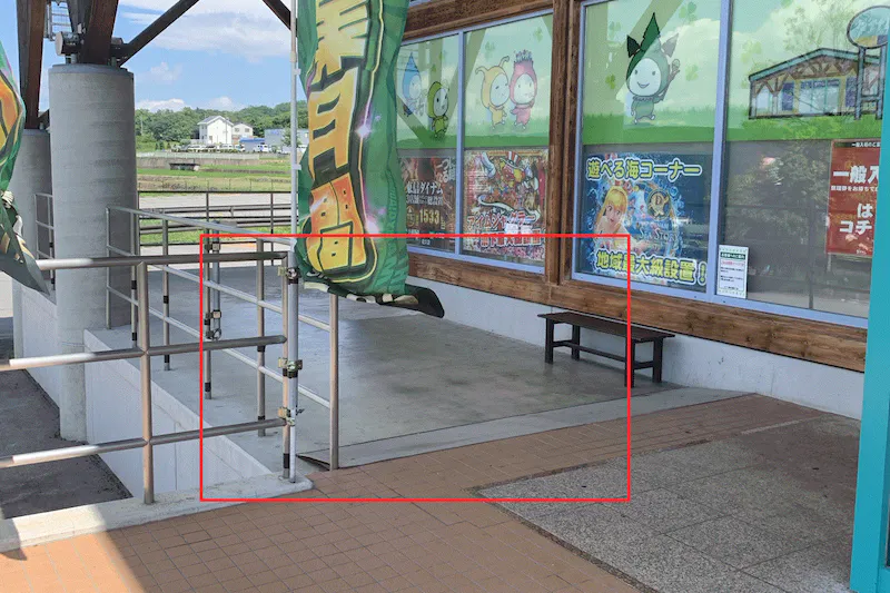 【ダイナム長野小諸西店ゆったり館｜割引キャンペーン実施中】物販やプロモーションイベントの開催に最適なアミューズメント施設のイベントスペース（店舗入口付近）