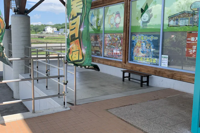 【ダイナム長野小諸西店ゆったり館｜割引キャンペーン実施中】物販やプロモーションイベントの開催に最適なアミューズメント施設のイベントスペース（店舗入口付近）