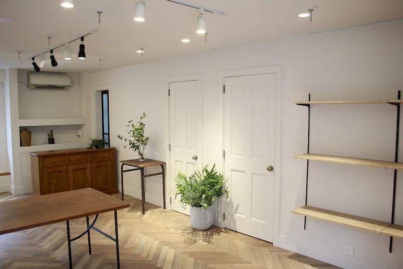 【表参道駅5分】ポップアップや展示会に最適な裏参道エリアの1F路面店、設営に便利な無料貸出什器、家具付き