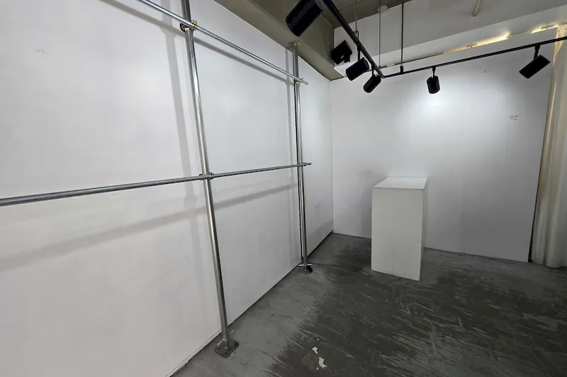 【渋谷駅7分】ポップアップストアや展示会に最適な白を基調とし什器も充実した視認性抜群な路面に面したレンタルスペース