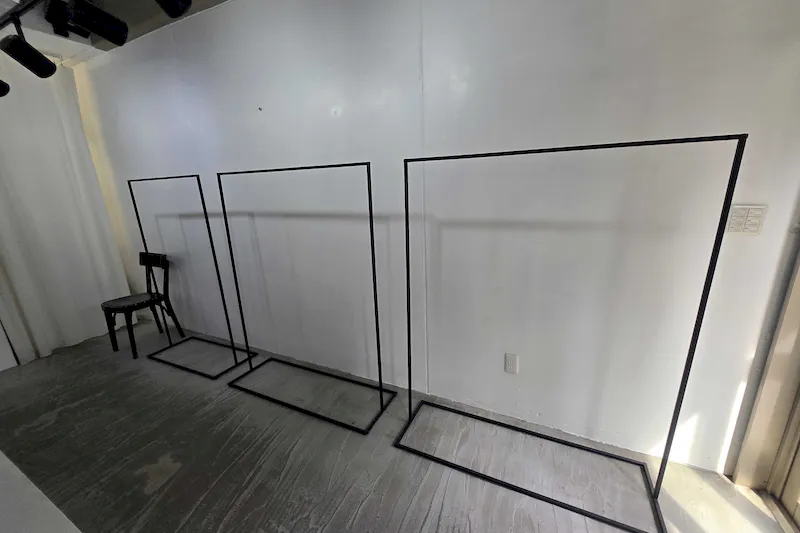 【渋谷駅7分】ポップアップストアや展示会に最適な白を基調とし什器も充実した視認性抜群な路面に面したレンタルスペース