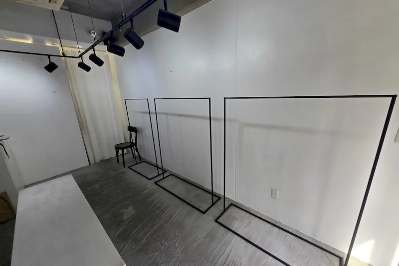 【渋谷駅7分】ポップアップストアや展示会に最適な白を基調とし什器も充実した視認性抜群な路面に面したレンタルスペース