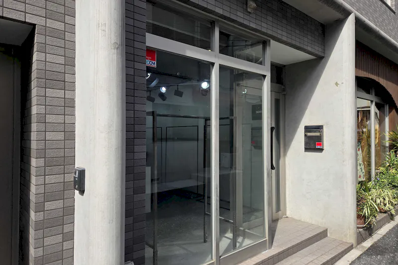 【渋谷駅7分】ポップアップストアや展示会に最適な白を基調とし什器も充実した視認性抜群な路面に面したレンタルスペース