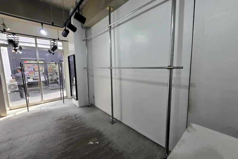 【渋谷駅7分】ポップアップストアや展示会に最適な白を基調とし什器も充実した視認性抜群な路面に面したレンタルスペース