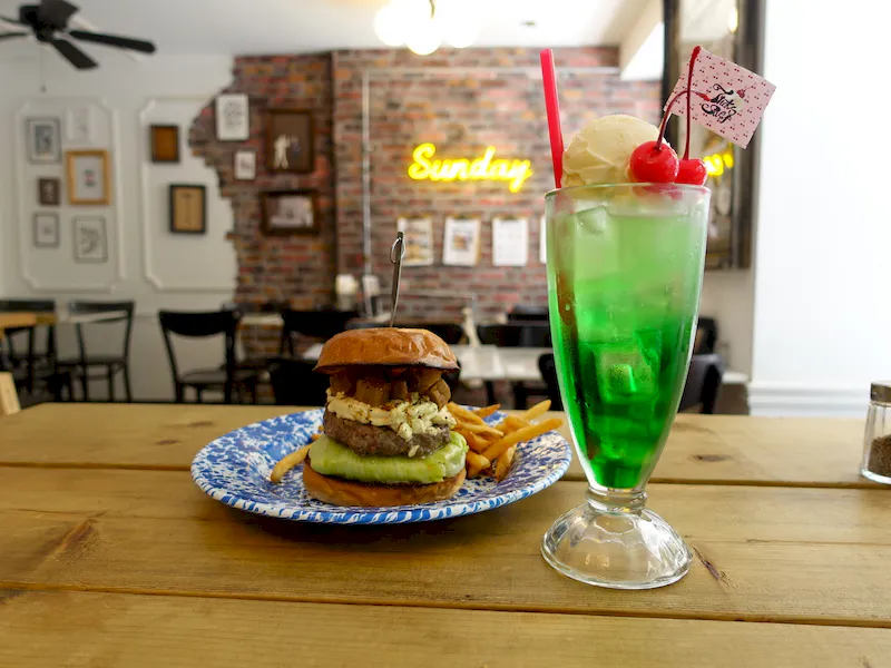 日頃はハンバーガーショップです