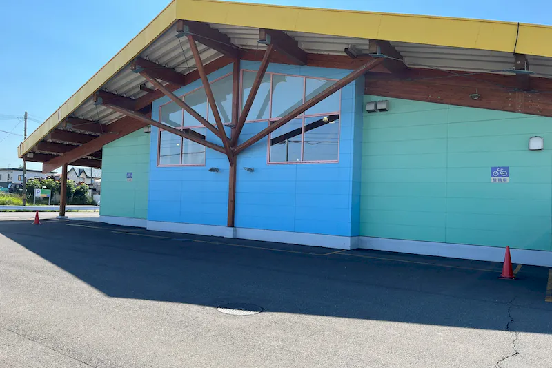 【ダイナム北海道岩見沢南店ゆったり館｜割引キャンペーン実施中】キッチンカーやプロモーションイベントの開催に最適なアミューズメント施設のイベントスペース（駐輪場付近）