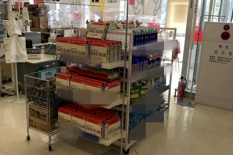 【西友　御代田店】レジ横入口前　プロモーション用途や物販、食物販のポップアップストアに最適なスーパー店内催事イベントスペース