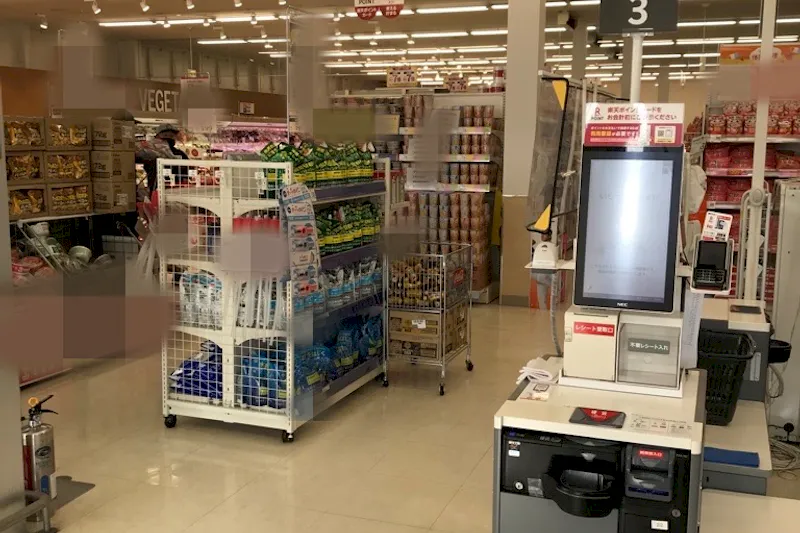 【西友　御代田店】レジ横入口前　プロモーション用途や物販、食物販のポップアップストアに最適なスーパー店内催事イベントスペース