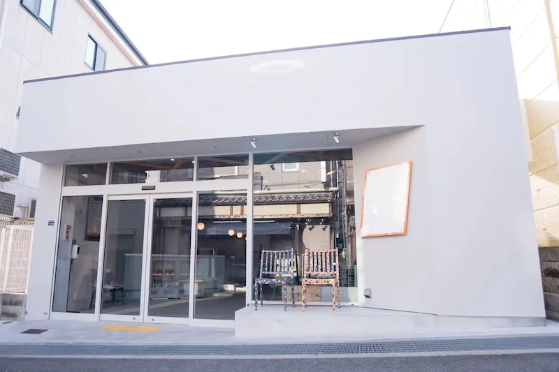 【県庁前駅5分】企業の新商品プロモーション、雑誌等の対談撮影に適した神戸三宮エリアの中山手通に位置するラグジュアリーでシックな世界観で構成された路面コンセプトショップ内の商談可能なVIPスペース