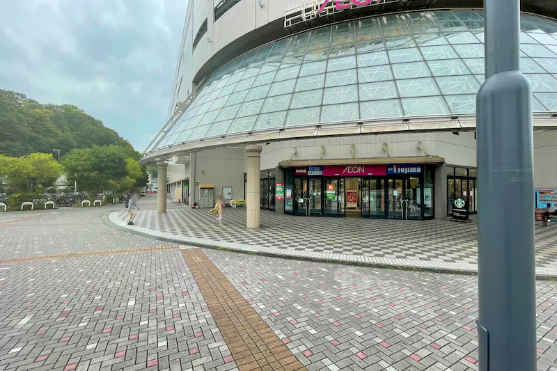 【イオン金沢八景ショッピングセンター】キッチンカーでの出店に最適なショッピングセンター敷地内にある国道側サイゼリヤ前の屋外スペース