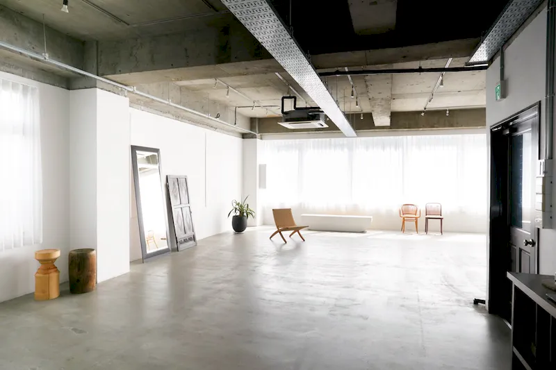 【中目黒駅5分】展示会やポップアップ・撮影に最適なシンプルな白壁と自然光が入る大きな窓が特徴のスタジオ
