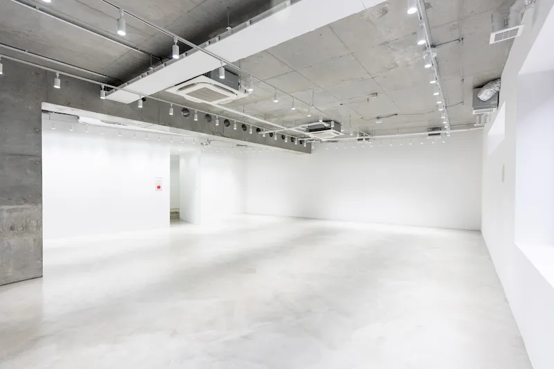 【表参道並木通りから1分／138㎡】展示会・ポップアップ・個展に最適！天井高4.7mの専用エントランスが印象的なギャラリースペース