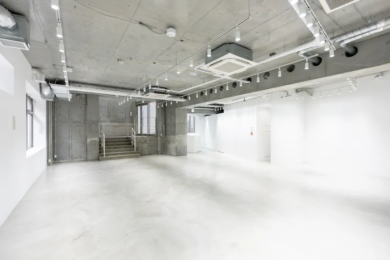 【表参道並木通りから1分／138㎡】展示会・ポップアップ・個展に最適！天井高4.7mの専用エントランスが印象的なギャラリースペース
