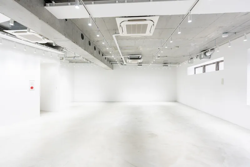 【表参道並木通りから1分／138㎡】展示会・ポップアップ・個展に最適！天井高4.7mの専用エントランスが印象的なギャラリースペース