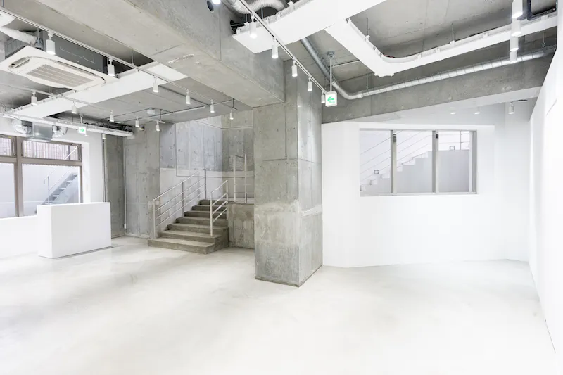 【表参道並木通りから1分／138㎡】展示会・ポップアップ・個展に最適！天井高4.7mの専用エントランスが印象的なギャラリースペース