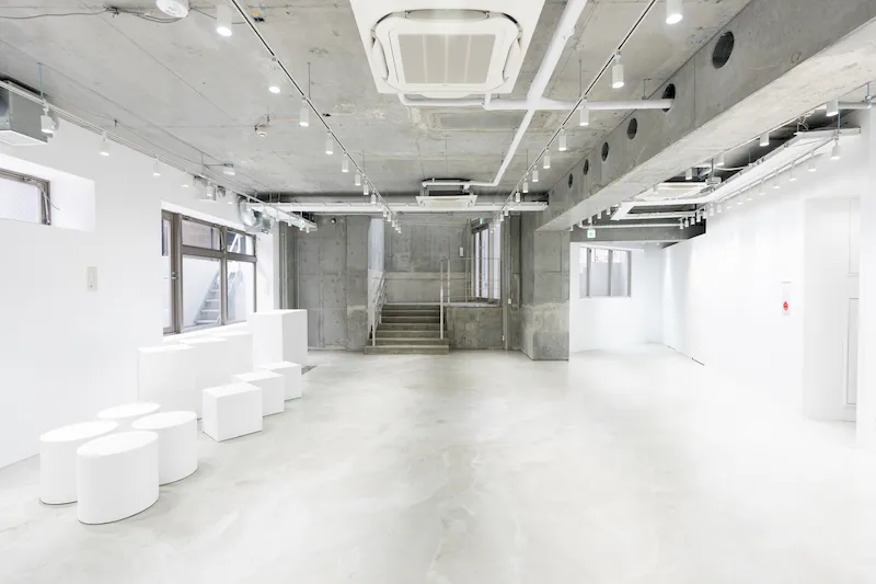 【表参道並木通りから1分／138㎡】展示会・ポップアップ・個展に最適！天井高4.7mの専用エントランスが印象的なギャラリースペース