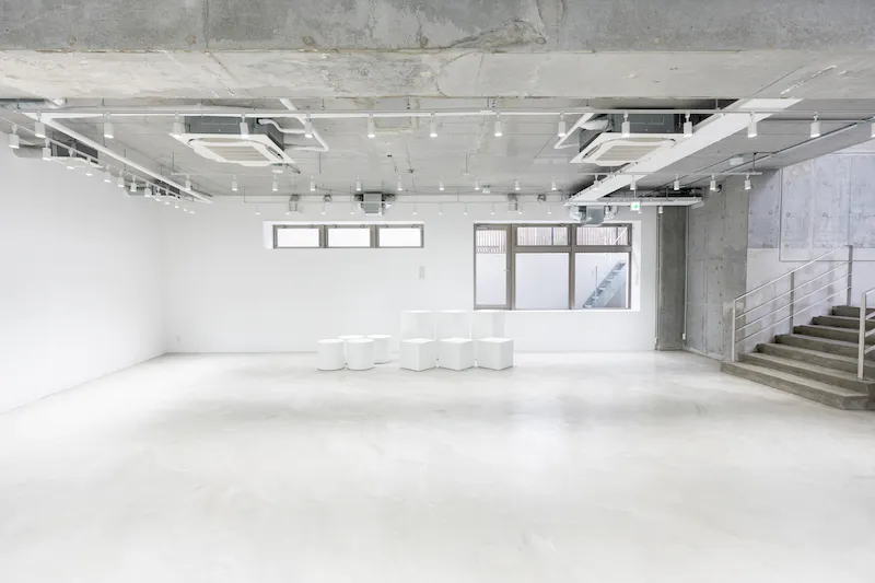 【表参道並木通りから1分／138㎡】展示会・ポップアップ・個展に最適！天井高4.7mの専用エントランスが印象的なギャラリースペース