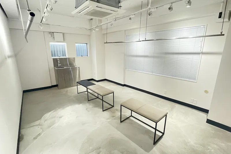 【高円寺駅2分】各種ポップアップや展示会等のギャラリー用途に最適な展示什器を備えた路面スペース
