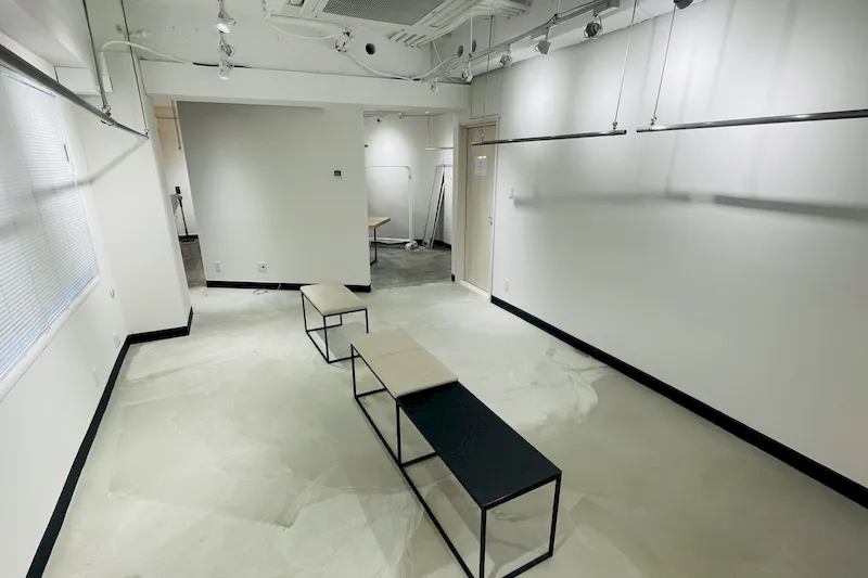 【高円寺駅2分】各種ポップアップや展示会等のギャラリー用途に最適な展示什器を備えた路面スペース