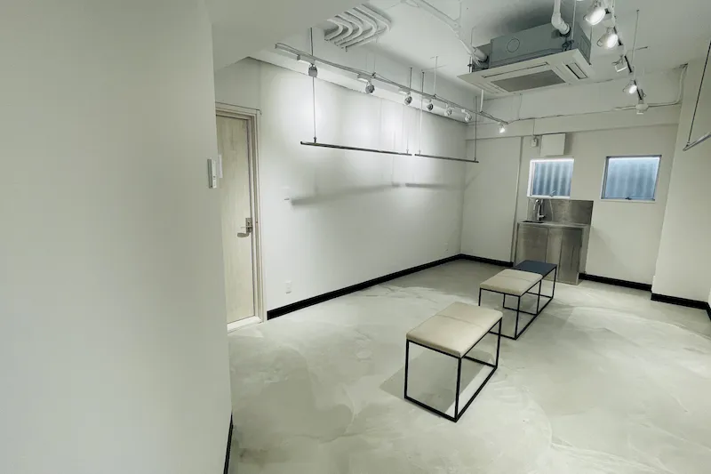 【高円寺駅2分】各種ポップアップや展示会等のギャラリー用途に最適な展示什器を備えた路面スペース