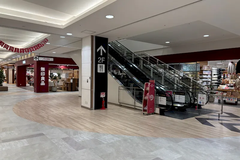 【イオン秦野】ポップアップストアやプロモーションに最適な1F地域密着型のショッピングセンター１階エスカレーター横のイベントスペースの画像