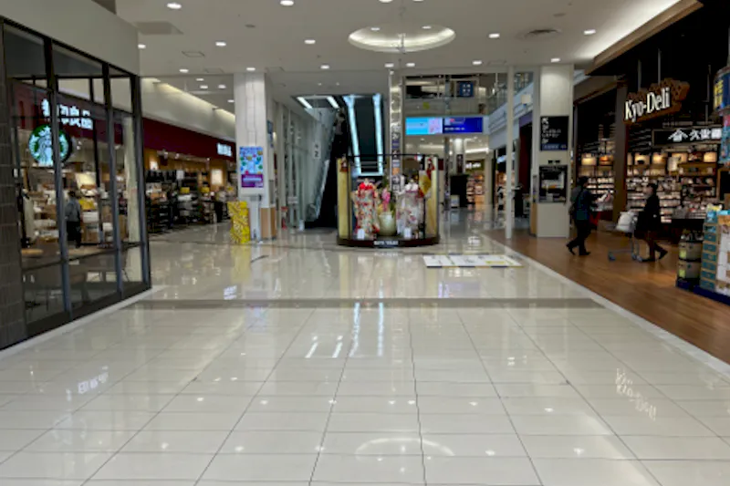 【イオンモール京都五条】1F　専門店南入口