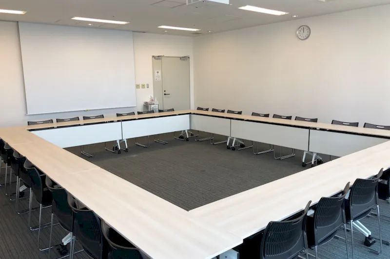 【ヒカリエカンファレンス（Room C）/渋谷駅直結】撮影や展示会にも最適なヒカリエ内にある大きな窓で解放感抜群なイベントスペース