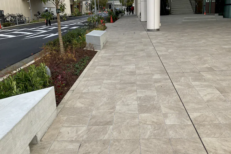 【松竹大船ショッピングセンターB区画】ポップアップストアに最適！B棟1階中央道路側ベンチ前屋外イベントスペース