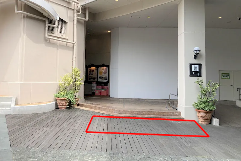 【みのおキューズモール】「⑧L通り Cスペース」各種プロモーションに最適なステージ近くのイベントスペース