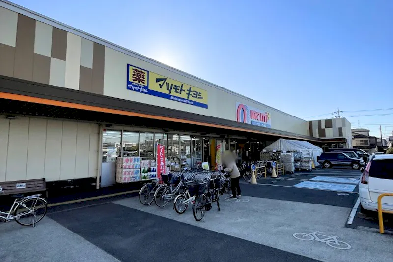 【マミープラス西平井】プロモーションに利用可能な1階軒下自販機左側の壁際スペース