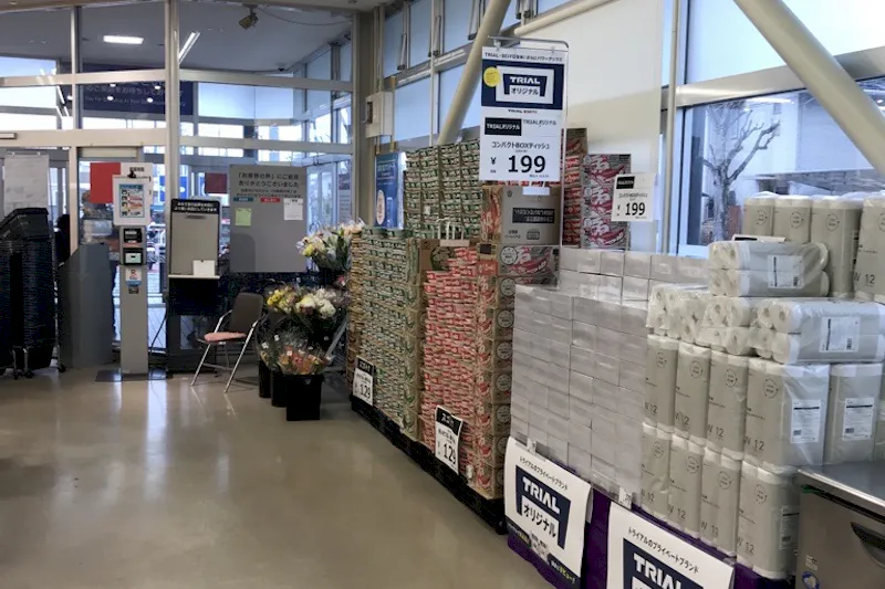 【西友　三本柳店】店内入口付近　プロモーション用途や物販、食物販のポップアップストアに最適なスーパー店内催事イベントスペース