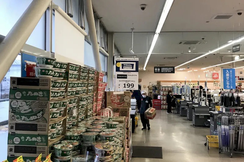 【西友　三本柳店】店内入口付近　プロモーション用途や物販、食物販のポップアップストアに最適なスーパー店内催事イベントスペース