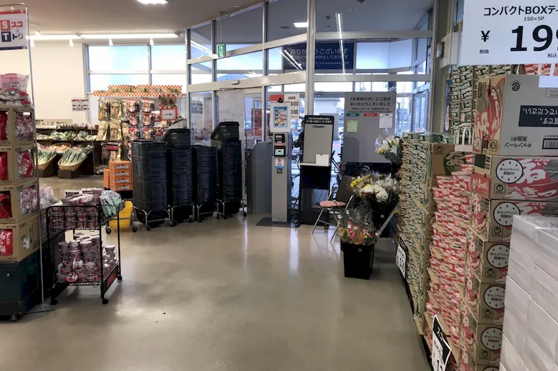 【西友　三本柳店】店内入口付近　プロモーション用途や物販、食物販のポップアップストアに最適なスーパー店内催事イベントスペース