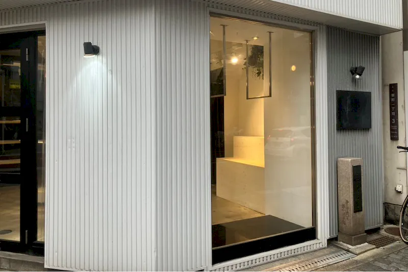 【四ツ橋駅4分】複数駅からアクセス可能｜新町エリアにある展示会やポップアップストアに最適な白壁のイベントスペース（路面）
