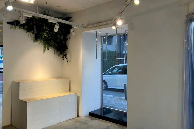 【四ツ橋駅4分】複数駅からアクセス可能｜新町エリアにある展示会やポップアップストアに最適な白壁のイベントスペース（路面）