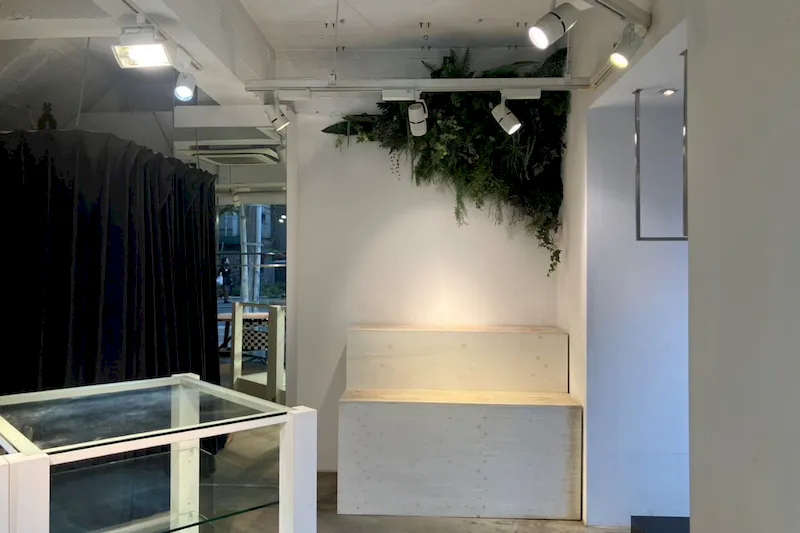 【四ツ橋駅4分】複数駅からアクセス可能｜新町エリアにある展示会やポップアップストアに最適な白壁のイベントスペース（路面）