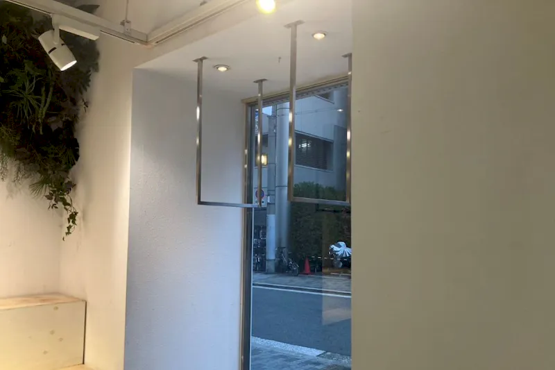 【四ツ橋駅4分】複数駅からアクセス可能｜新町エリアにある展示会やポップアップストアに最適な白壁のイベントスペース（路面）