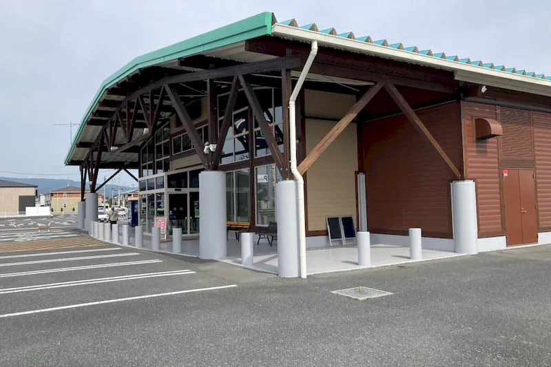 【ダイナム福島相馬店｜割引キャンペーン実施中】キッチンカーやプロモーションイベントの開催に最適なアミューズメント施設のイベントスペース（出入口前）