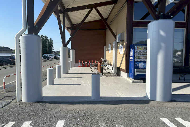 【ダイナム福島相馬店｜割引キャンペーン実施中】キッチンカーやプロモーションイベントの開催に最適なアミューズメント施設のイベントスペース（出入口前）