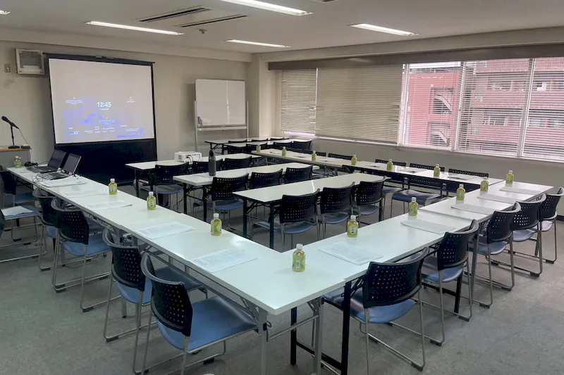 【四ツ橋・近商ビル｜四ツ橋駅30秒】最大38名まで利用できる貸し会議室（10階B区画）