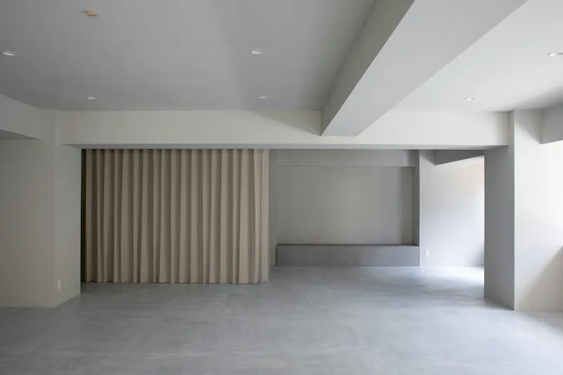 【祐天寺駅5分/1F】アパレル展示会に最適な明るいトーンのスムースモルタルの床と淡いグレーの壁のモダンな中に温かみのある撮影スタジオ