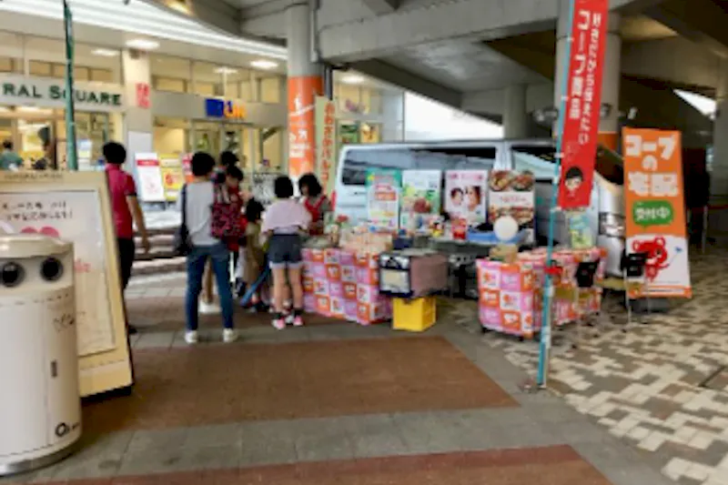 【もりのみやキューズモールBASE】「③1F セントラルスクエア前 西（CS前 西）」食品スーパー出入口近くの食物販やキッチンカー、PRプロモーションに適したイベントスペース