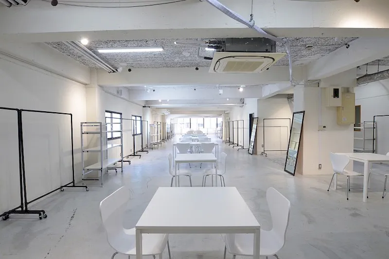 【心斎橋駅5分】南向きの窓から自然光が入る空間とオフィスルーム、ストックルームなど が充実の広々としたワンフロアのプライベートスペースです。