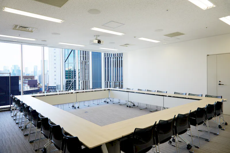 【ヒカリエカンファレンス（Room C）/渋谷駅直結】撮影や展示会にも最適なヒカリエ内にある大きな窓で解放感抜群なイベントスペース