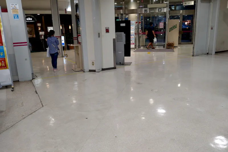 【イオン臼井店】プロモーションイベントに適した駅側入り口すぐのイベントスペース