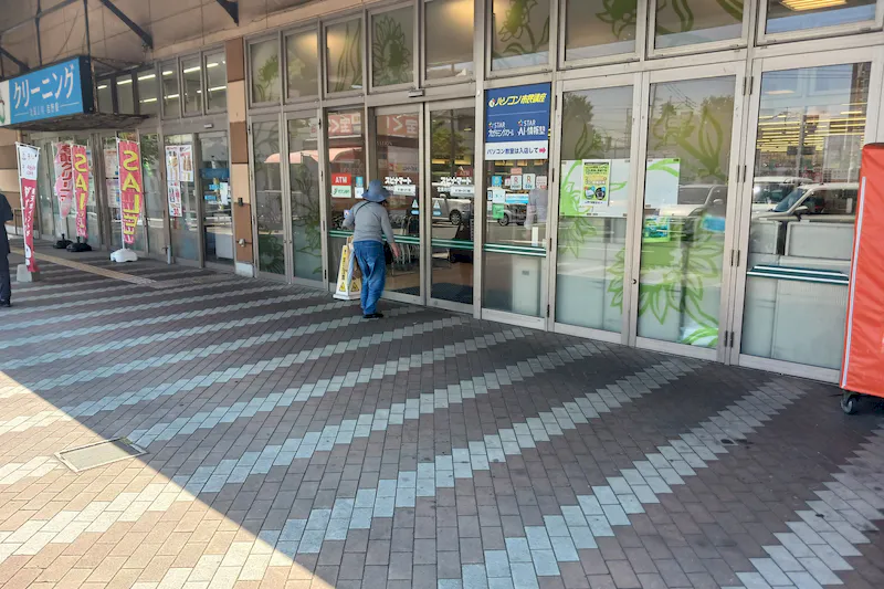 【スピナマート中井店】クリーニング側 販促プロモーションや物販に最適なスーパー屋外催事イベントスペース
