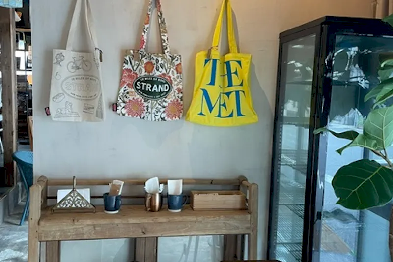 【浅草駅9分】商品やアート展示に最適なヴィンテージ家具で装飾したカフェ入口近くのイベントスペース