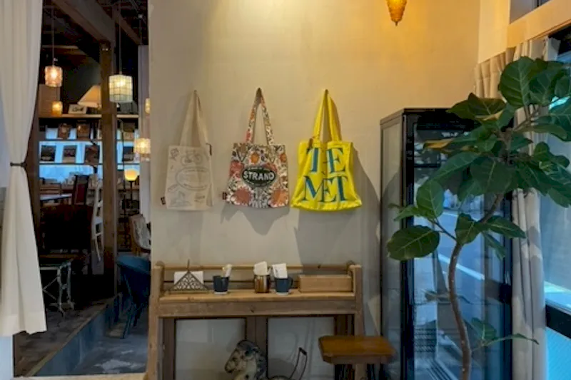 【浅草駅9分】商品やアート展示に最適なヴィンテージ家具で装飾したカフェ入口近くのイベントスペース