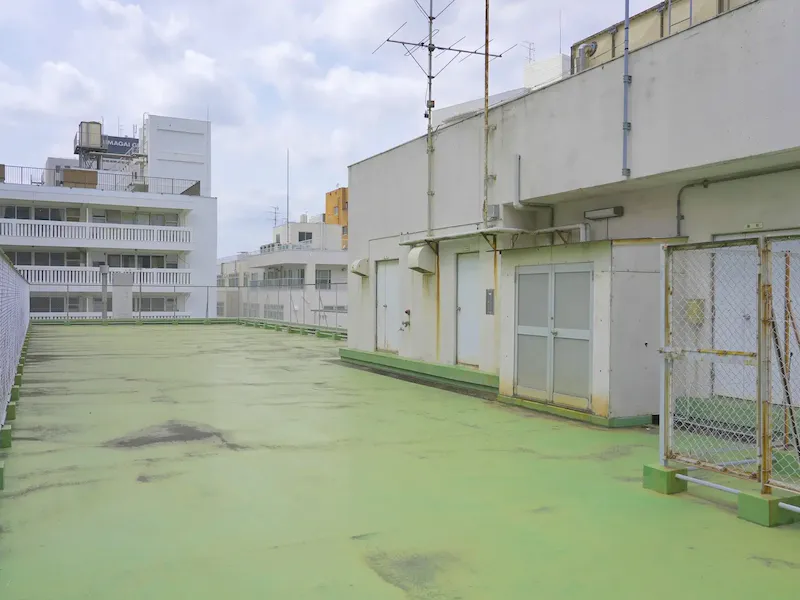 屋上入り口から