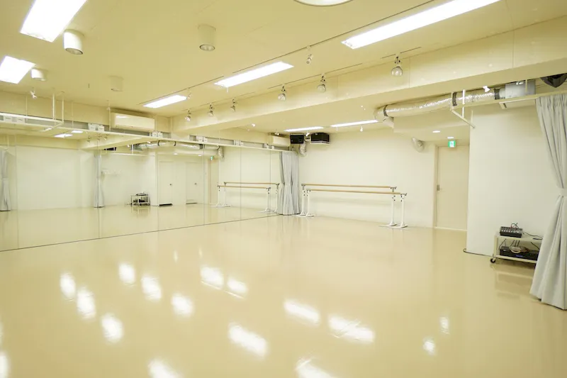 【渋谷駅3分】音響・照明を完備！白を貴重としたシンプルな多目的レンタルスタジオ